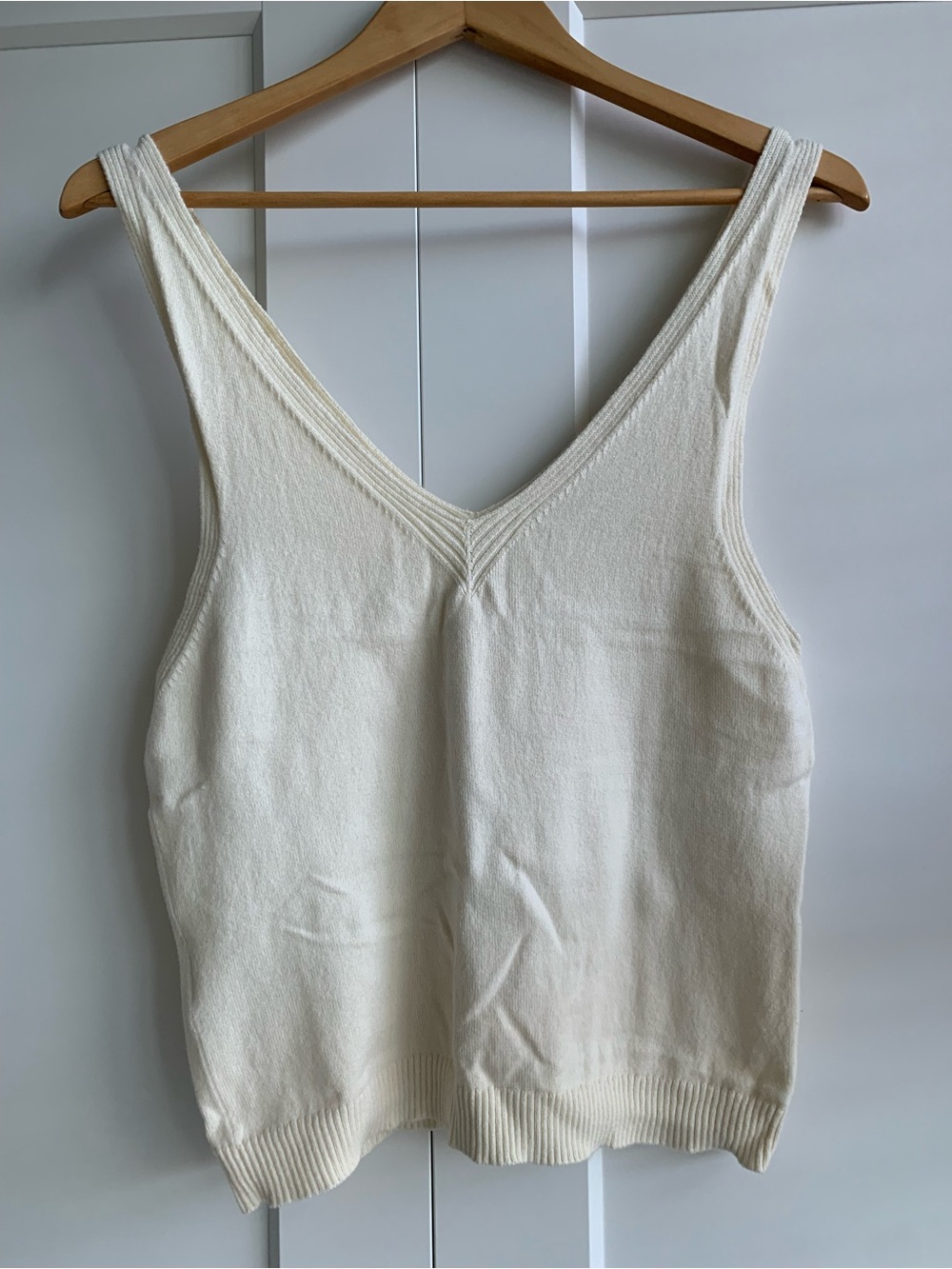 Babaton Knitted Tank Top Cream Deep V‑Neck size L cotton and cashmere blended - Picture 4 of 9